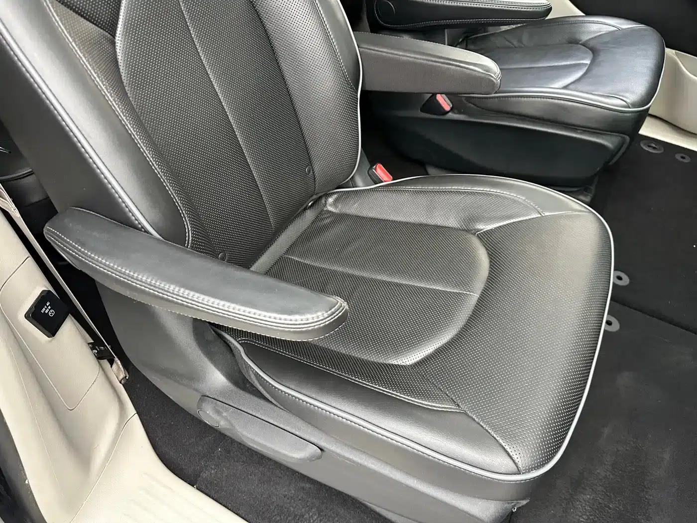 2017 Imported Grand Voyager 3.6L Premium Edition — миниатюра 20