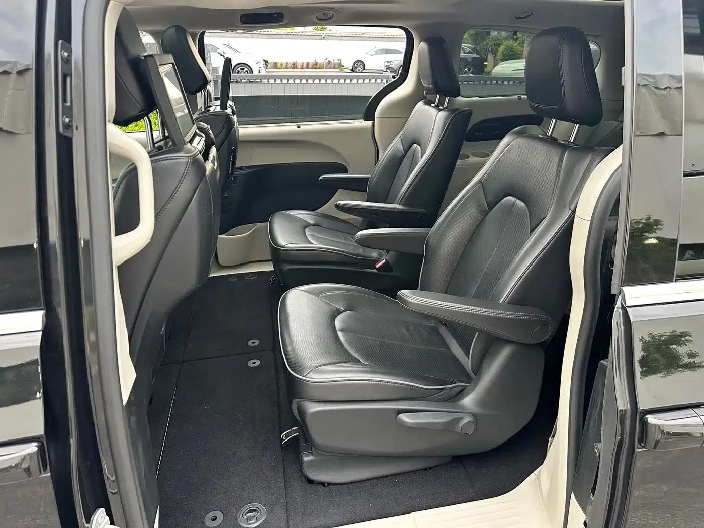 2017 Imported Grand Voyager 3.6L Premium Edition — миниатюра 21
