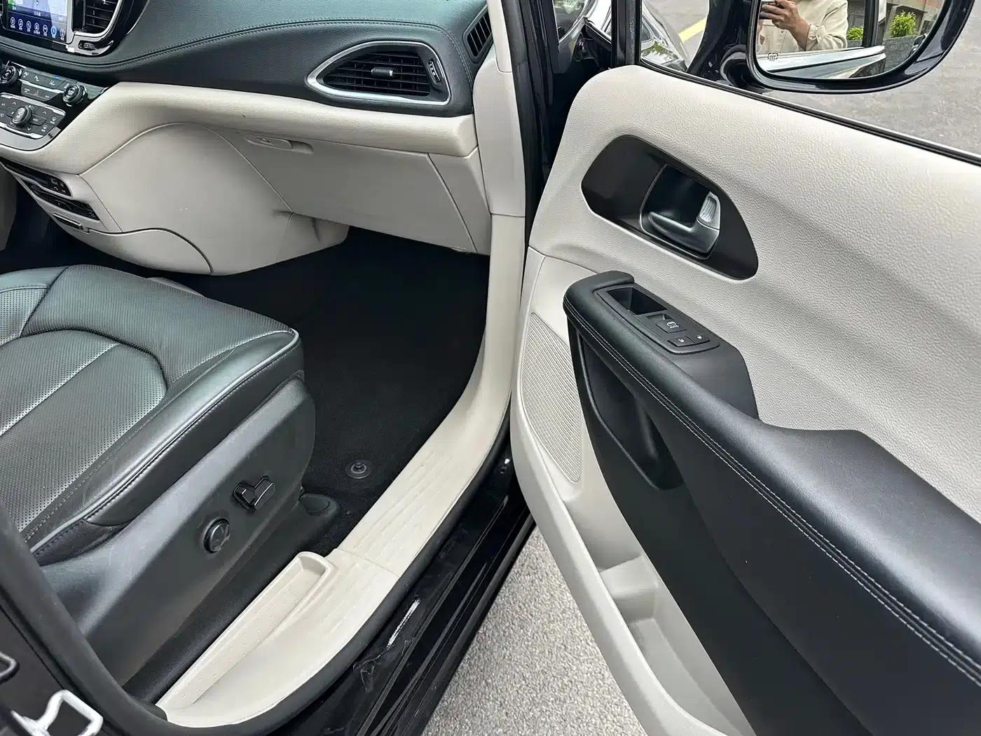 2017 Imported Grand Voyager 3.6L Premium Edition — миниатюра 23