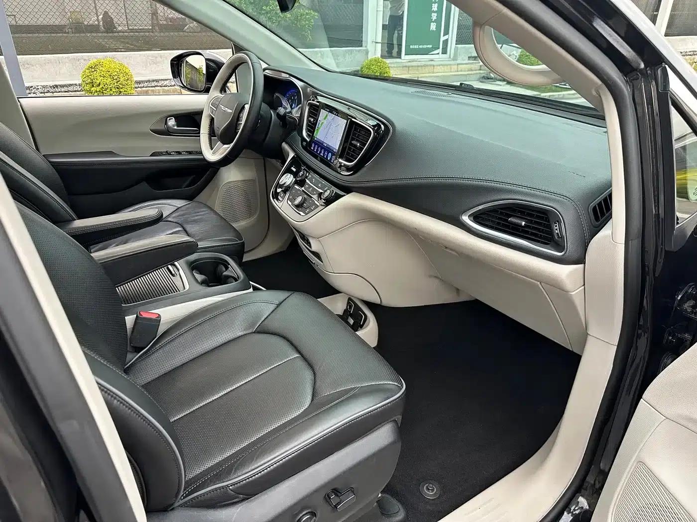 2017 Imported Grand Voyager 3.6L Premium Edition — миниатюра 24