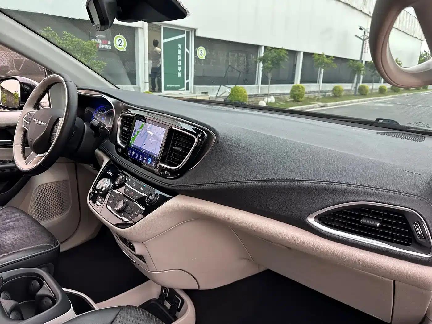 2017 Imported Grand Voyager 3.6L Premium Edition — миниатюра 25