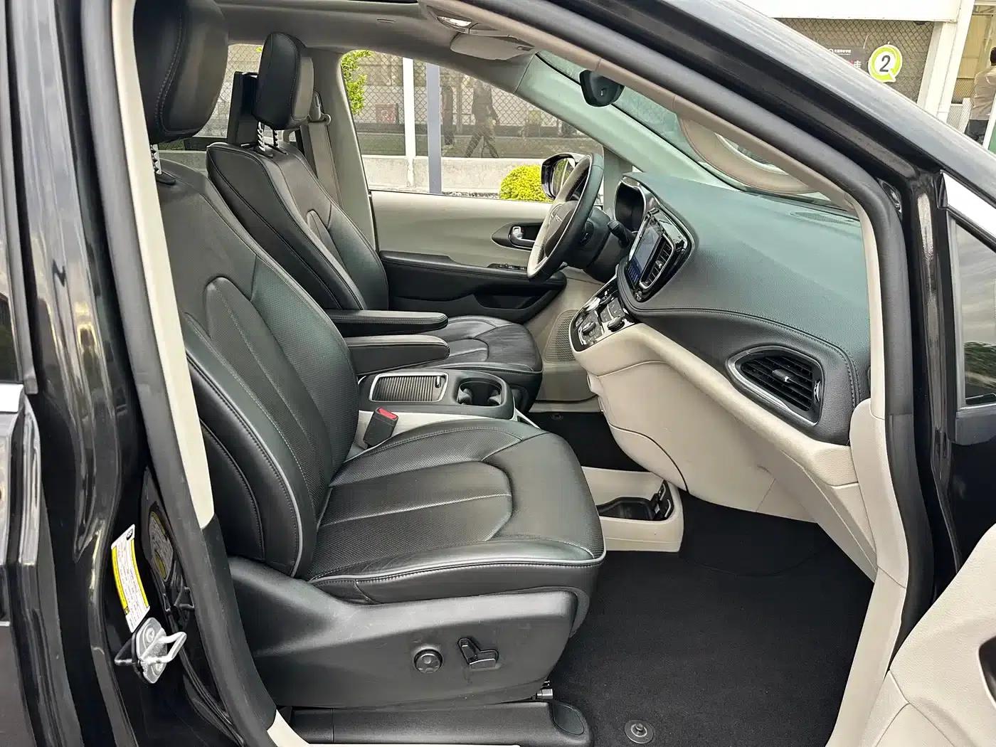 2017 Imported Grand Voyager 3.6L Premium Edition — миниатюра 26
