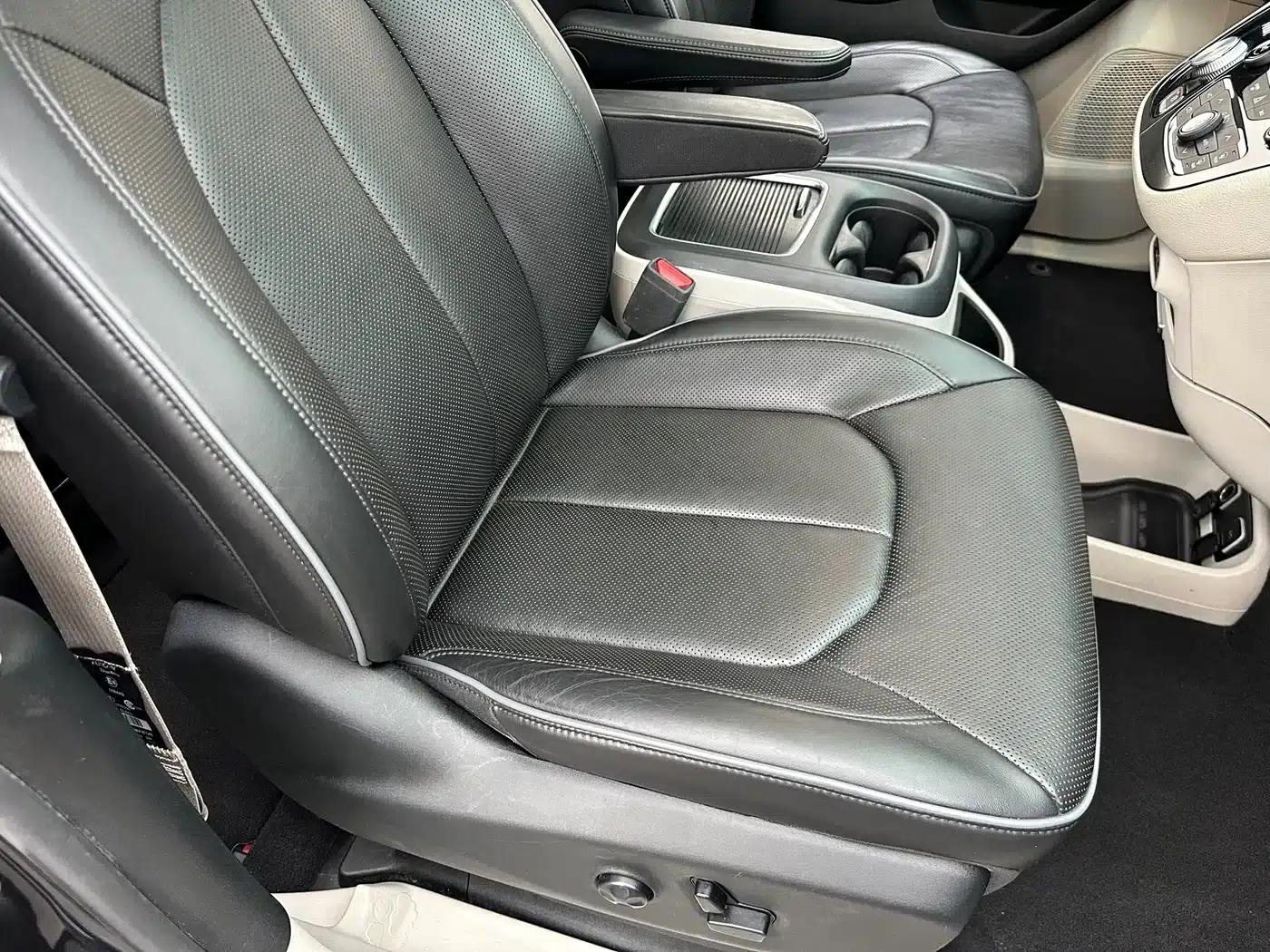 2017 Imported Grand Voyager 3.6L Premium Edition — миниатюра 27