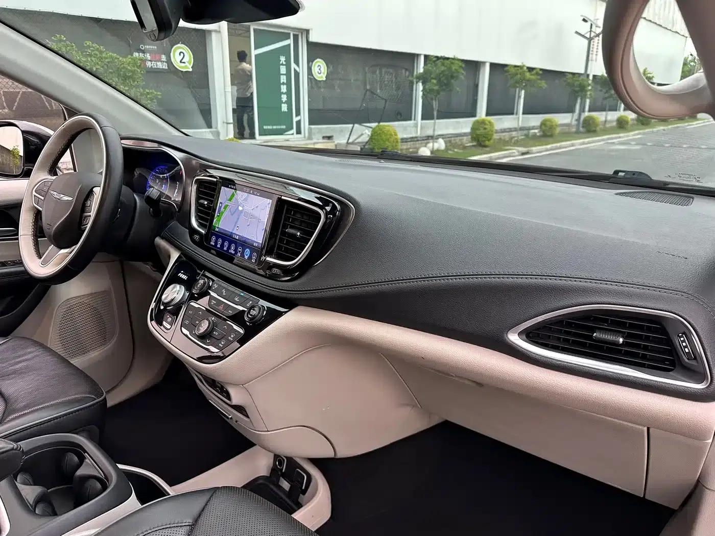 2017 Imported Grand Voyager 3.6L Premium Edition — миниатюра 28