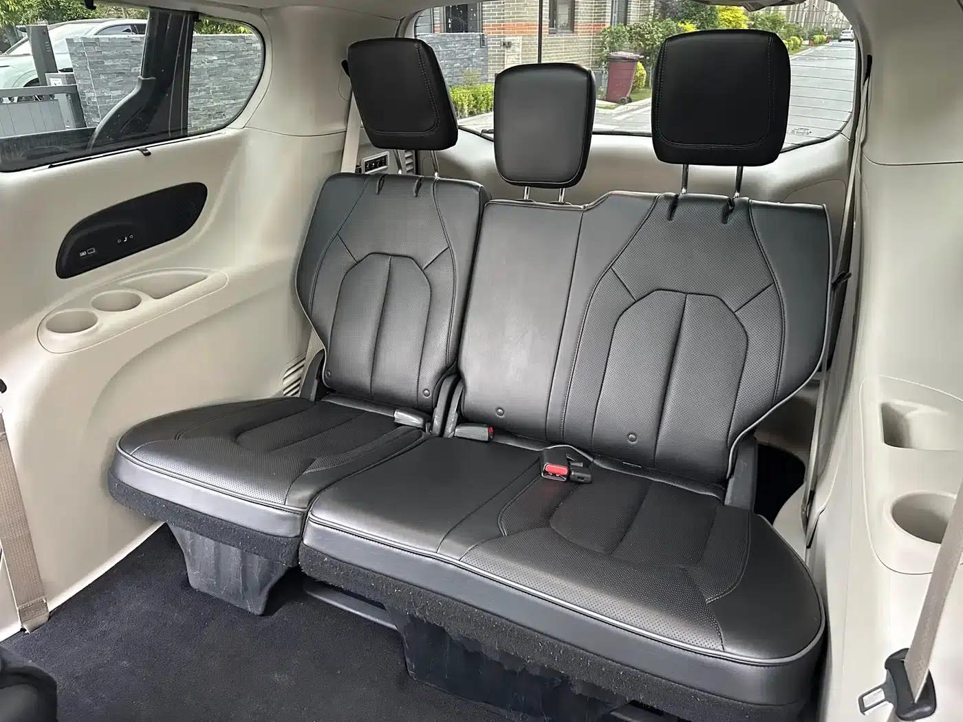 2017 Imported Grand Voyager 3.6L Premium Edition — миниатюра 31