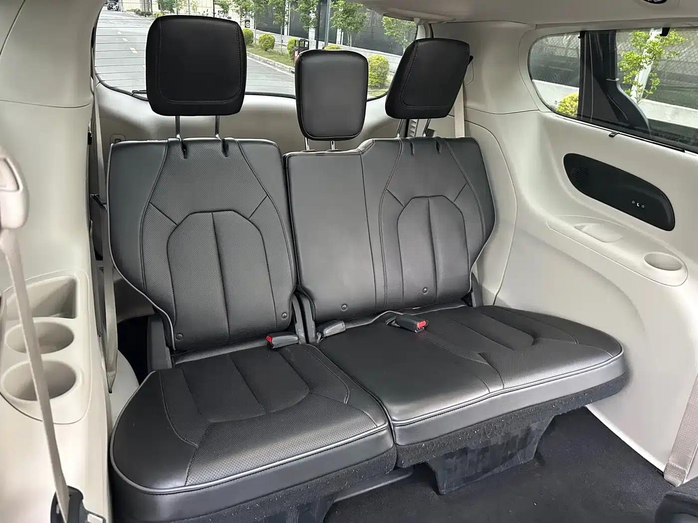 2017 Imported Grand Voyager 3.6L Premium Edition — миниатюра 32