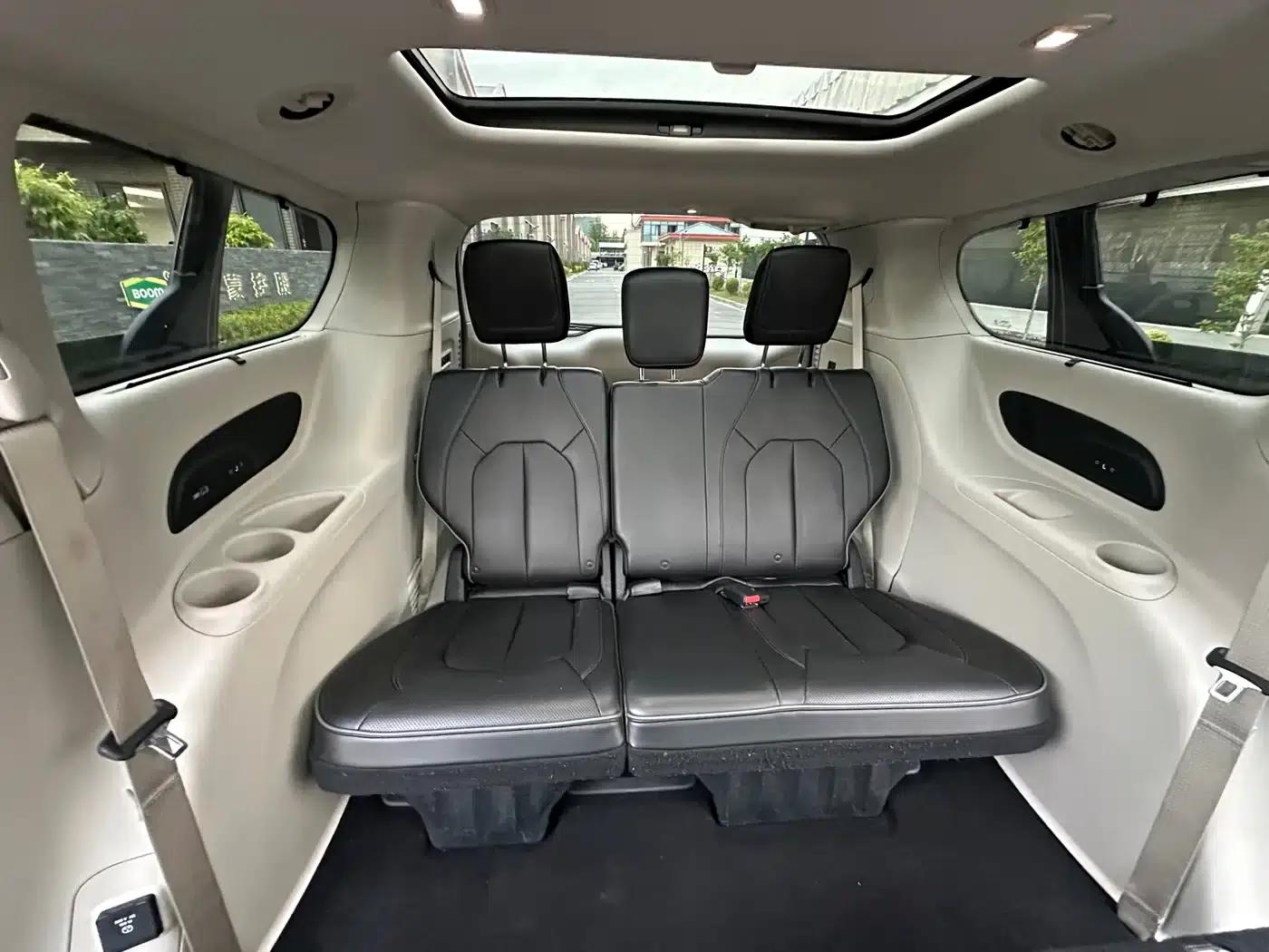 2017 Imported Grand Voyager 3.6L Premium Edition — миниатюра 34