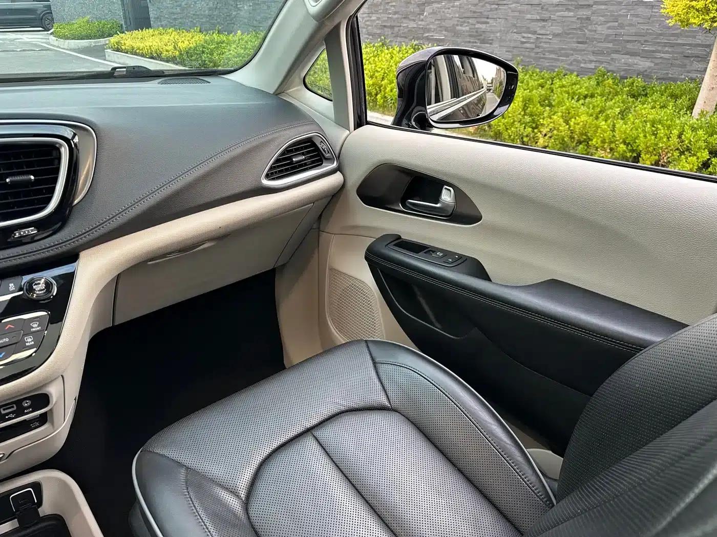 2017 Imported Grand Voyager 3.6L Premium Edition — миниатюра 36