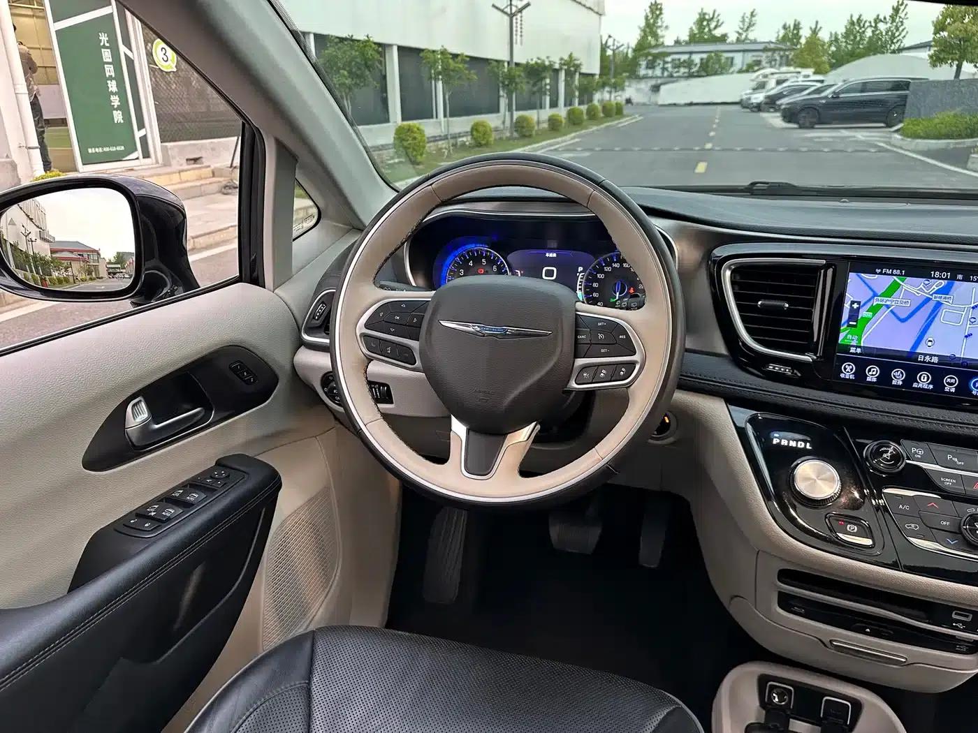 2017 Imported Grand Voyager 3.6L Premium Edition — миниатюра 38