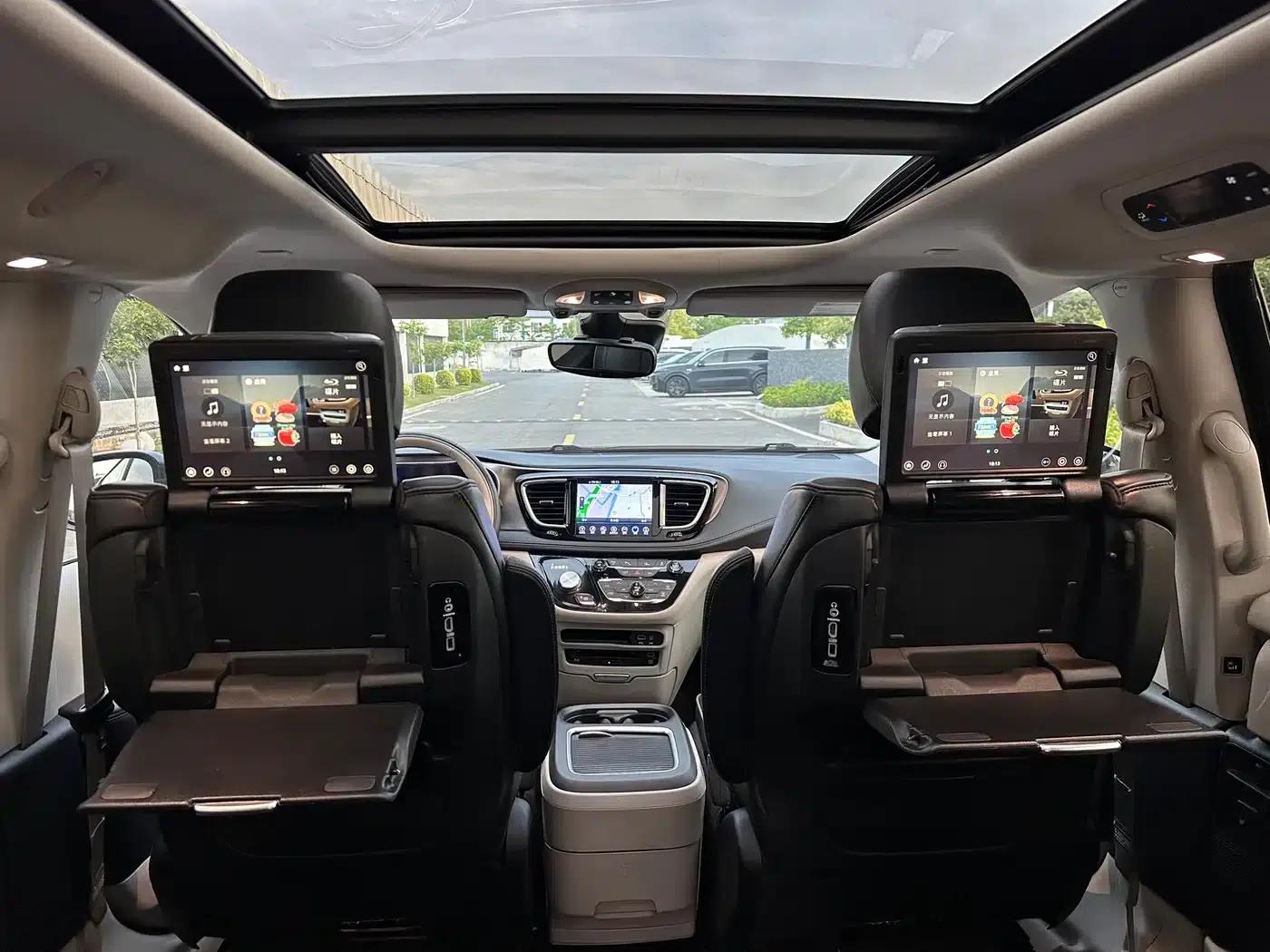 2017 Imported Grand Voyager 3.6L Premium Edition — миниатюра 42