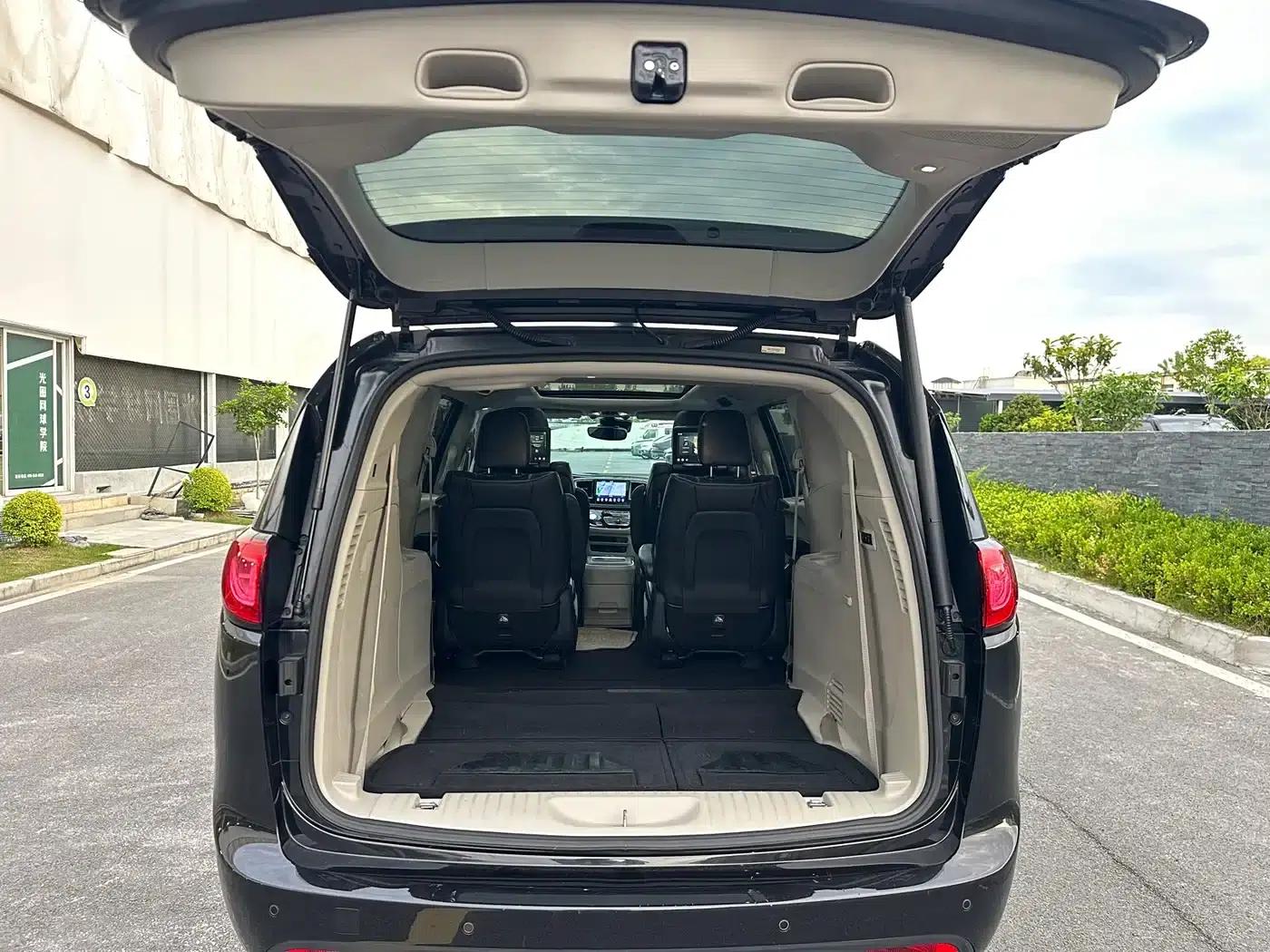 2017 Imported Grand Voyager 3.6L Premium Edition — миниатюра 45