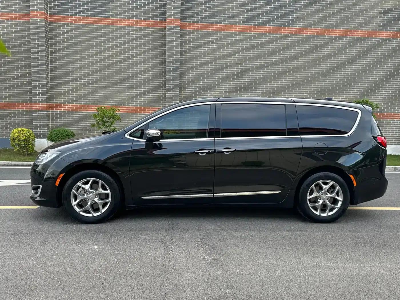 2017 Imported Grand Voyager 3.6L Premium Edition — миниатюра 6