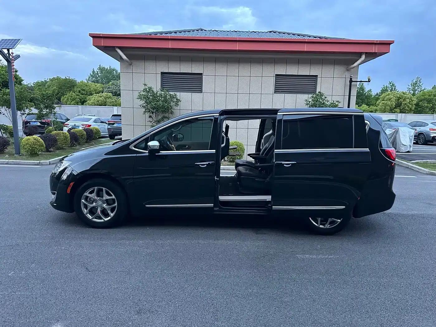 2017 Imported Grand Voyager 3.6L Premium Edition — миниатюра 51