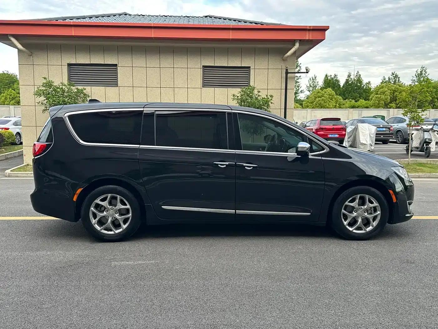 2017 Imported Grand Voyager 3.6L Premium Edition — миниатюра 8