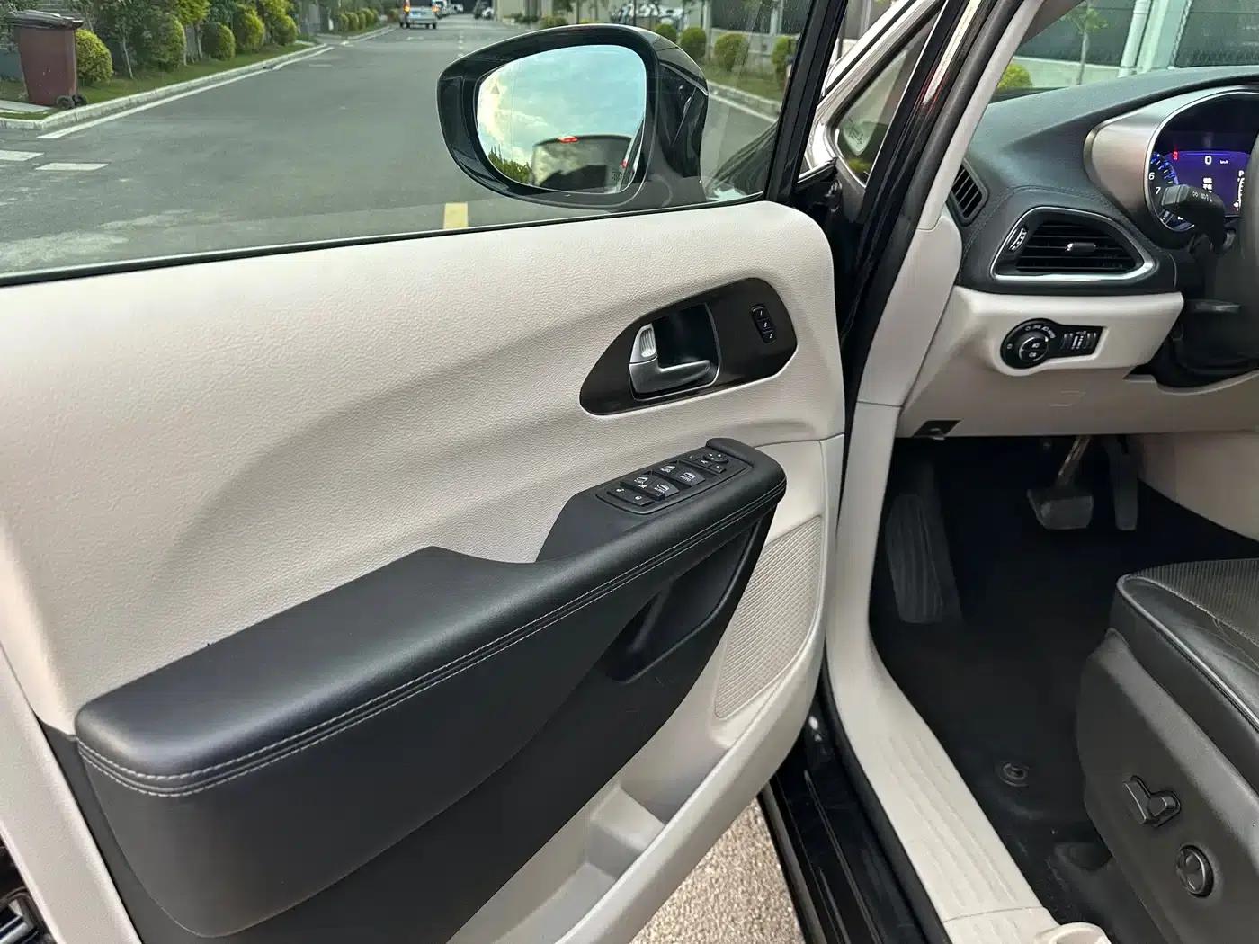 2017 Imported Grand Voyager 3.6L Premium Edition — миниатюра 9