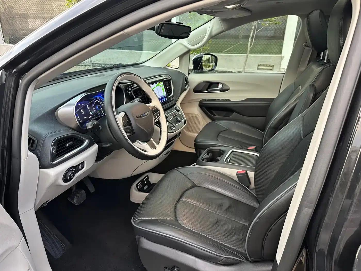 2017 Imported Grand Voyager 3.6L Premium Edition — миниатюра 10