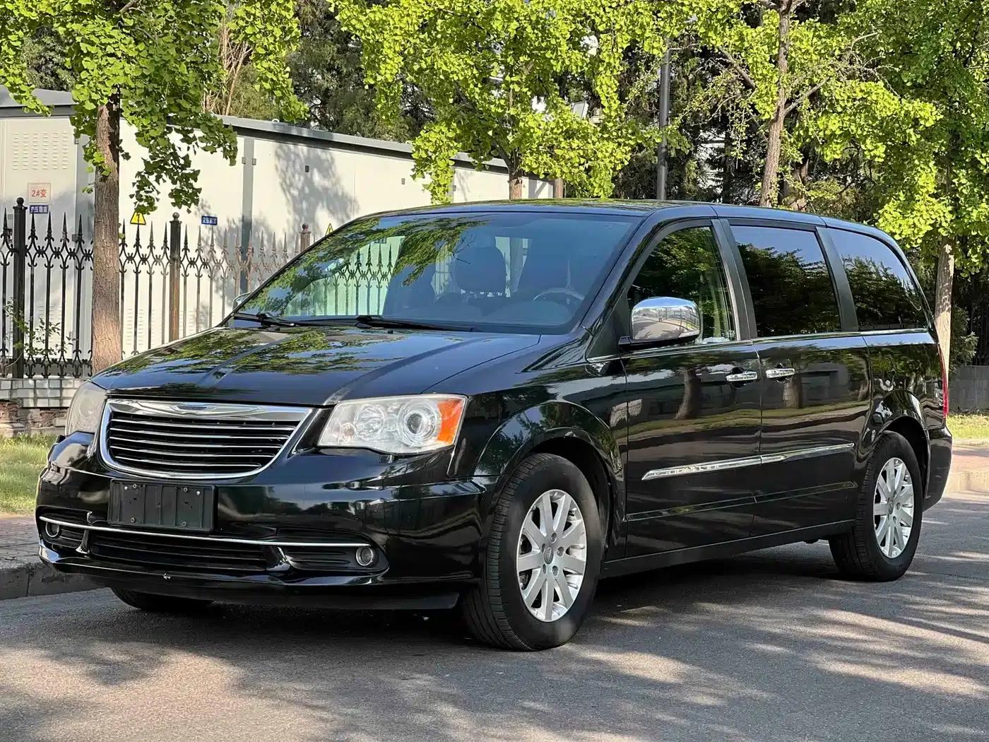 2013 Imported Grand Voyager 3.6L Luxury Edition — миниатюра 2