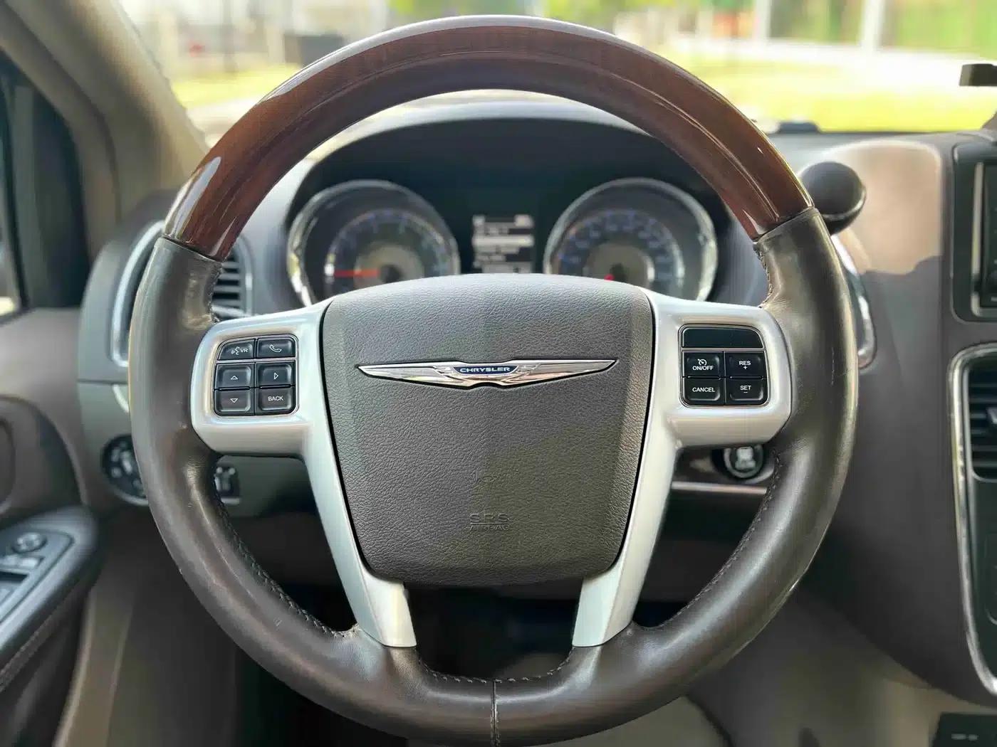 2013 Imported Grand Voyager 3.6L Luxury Edition — миниатюра 11