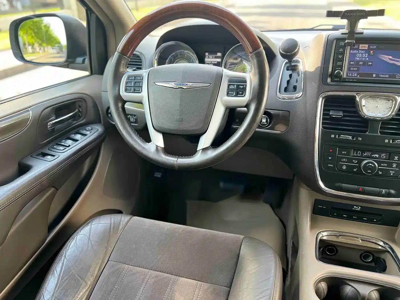 2013 Imported Grand Voyager 3.6L Luxury Edition — миниатюра 13