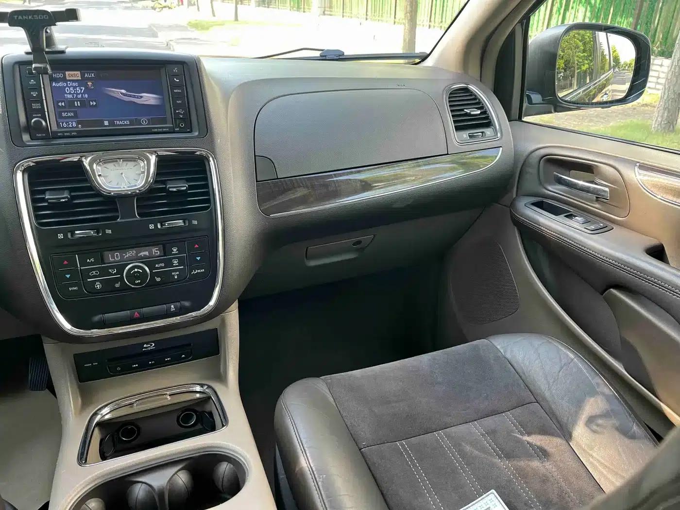 2013 Imported Grand Voyager 3.6L Luxury Edition — миниатюра 14