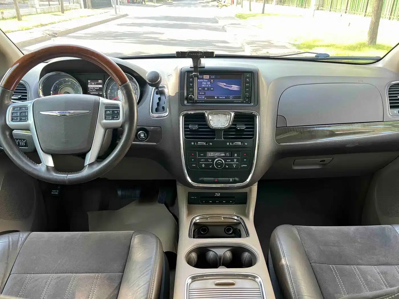2013 Imported Grand Voyager 3.6L Luxury Edition — миниатюра 15