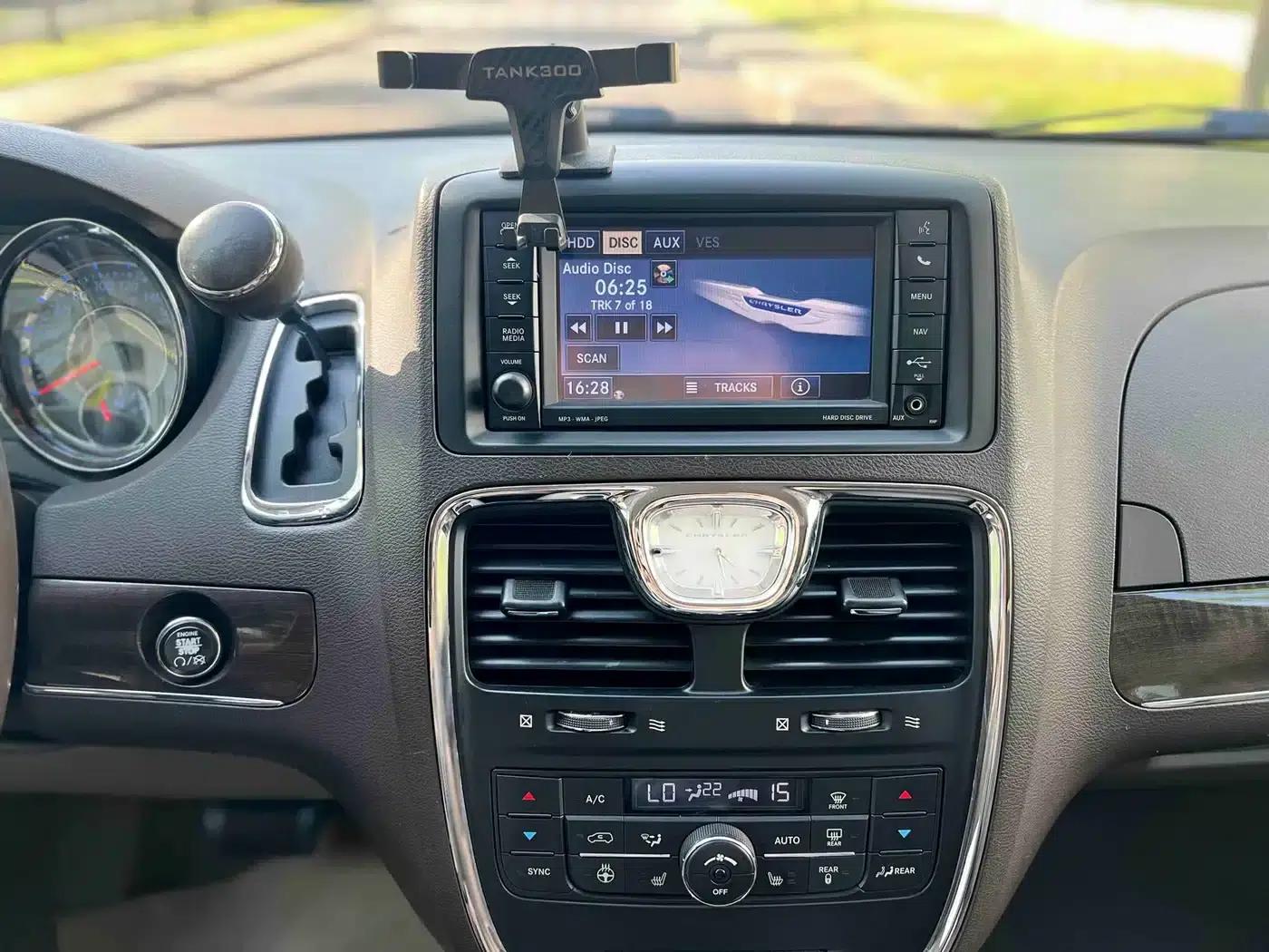 2013 Imported Grand Voyager 3.6L Luxury Edition — миниатюра 16