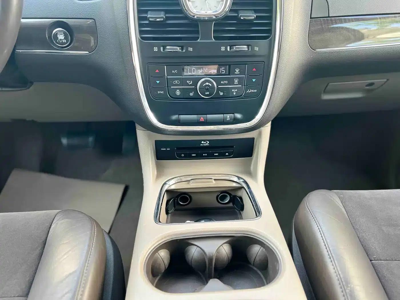 2013 Imported Grand Voyager 3.6L Luxury Edition — миниатюра 18