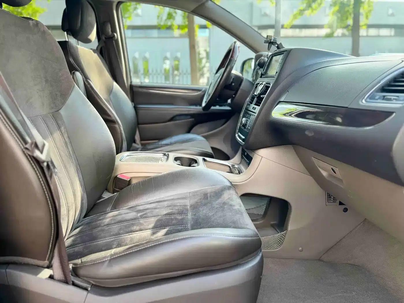 2013 Imported Grand Voyager 3.6L Luxury Edition — миниатюра 21
