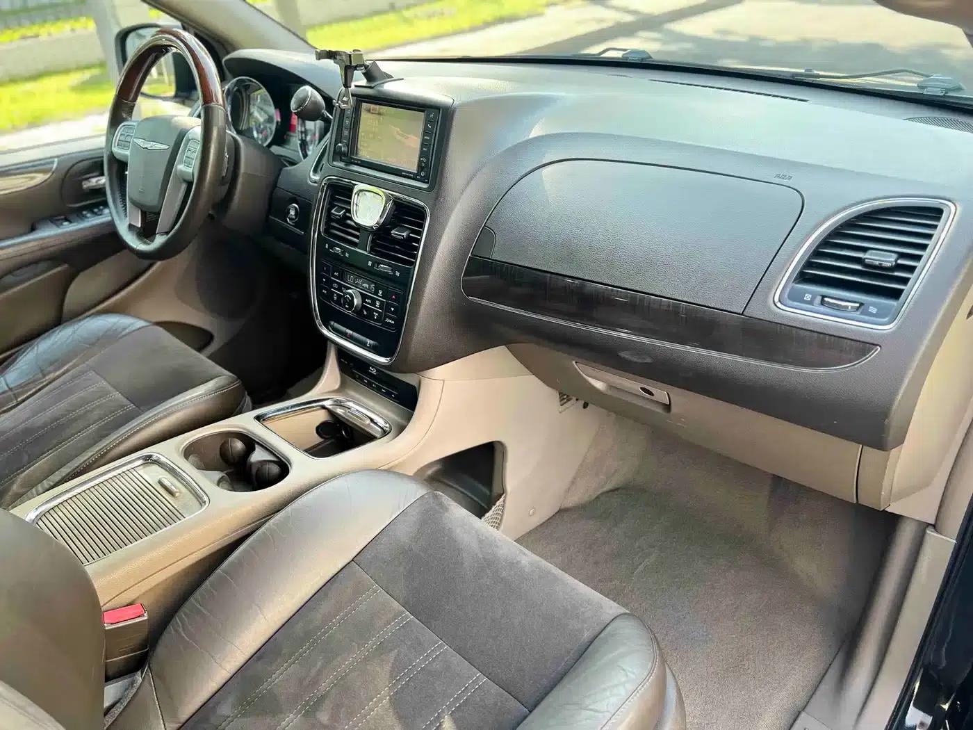 2013 Imported Grand Voyager 3.6L Luxury Edition — миниатюра 22