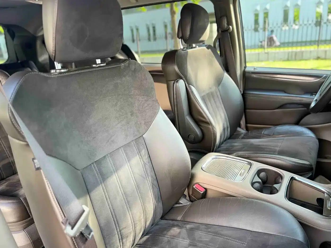2013 Imported Grand Voyager 3.6L Luxury Edition — миниатюра 24