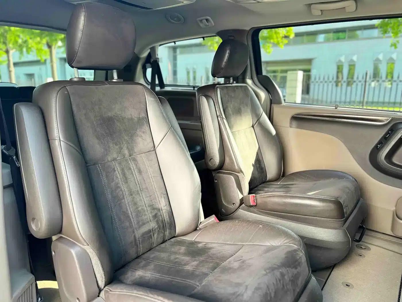 2013 Imported Grand Voyager 3.6L Luxury Edition — миниатюра 25