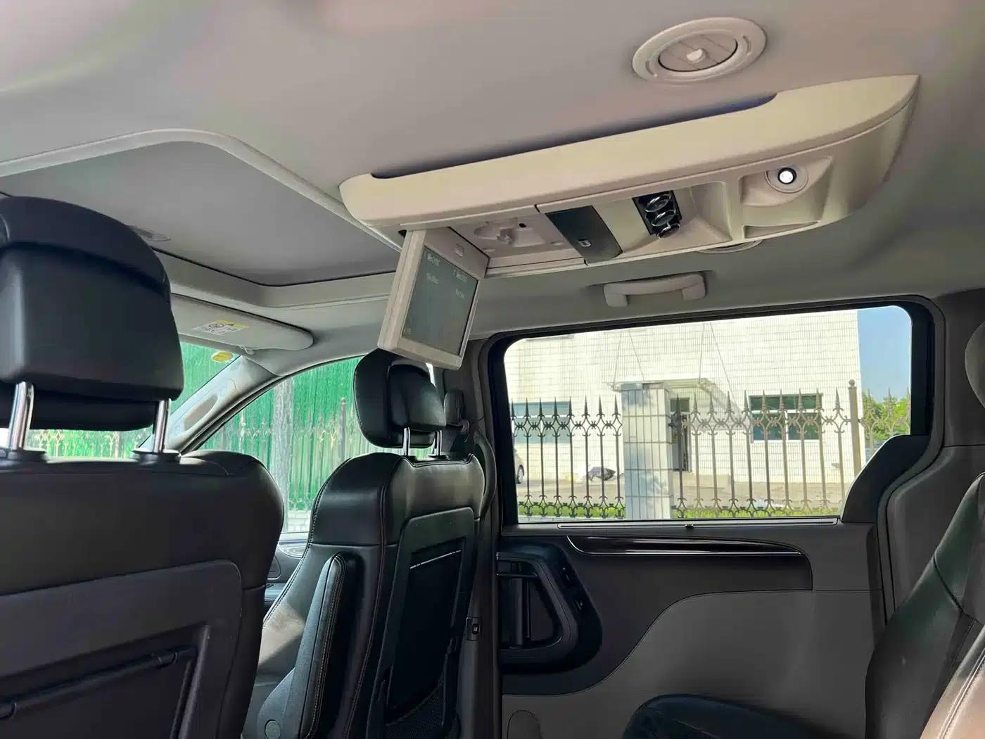 2013 Imported Grand Voyager 3.6L Luxury Edition — миниатюра 31