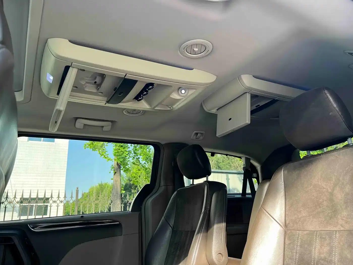 2013 Imported Grand Voyager 3.6L Luxury Edition — миниатюра 32