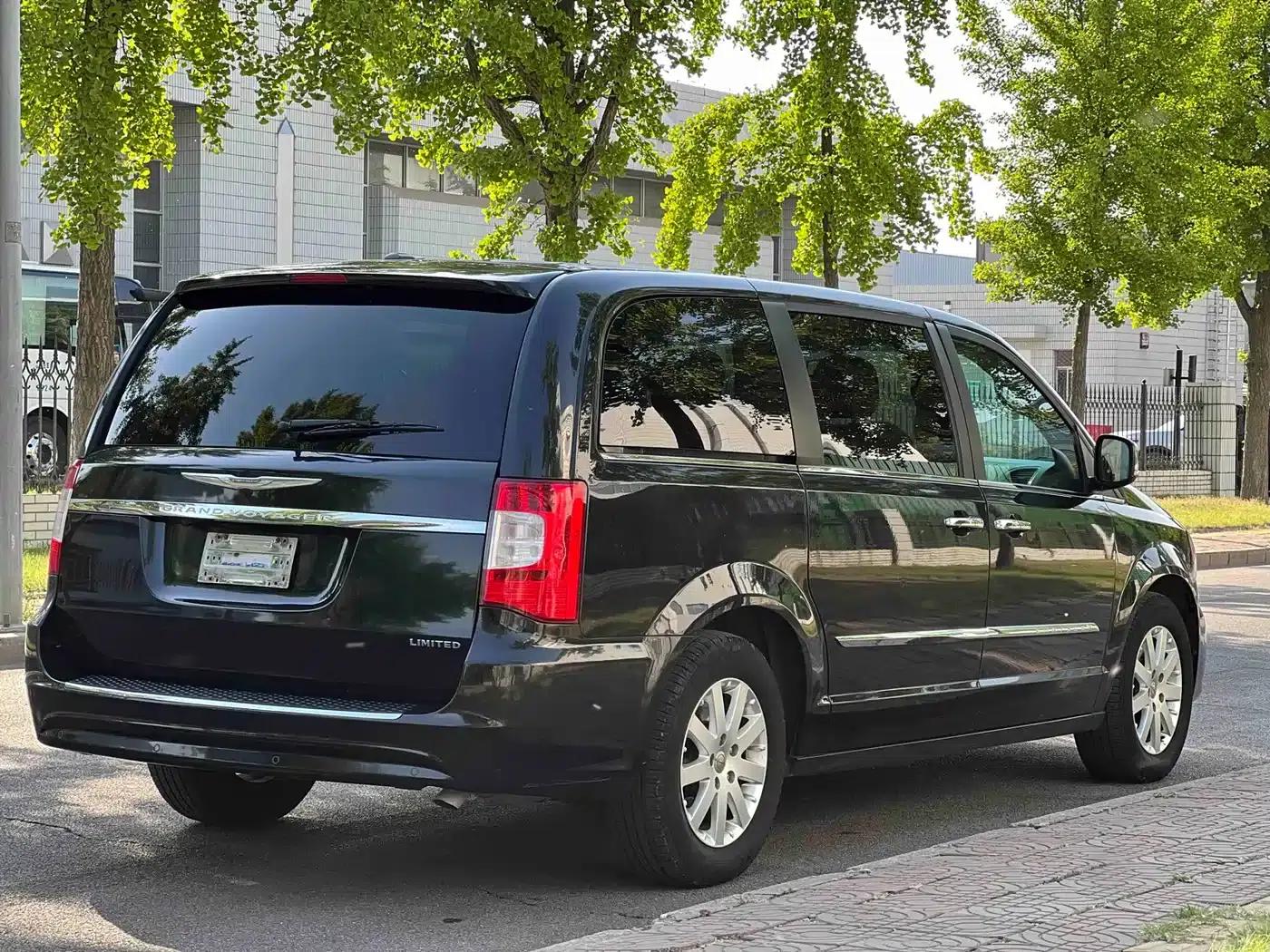2013 Imported Grand Voyager 3.6L Luxury Edition — миниатюра 5