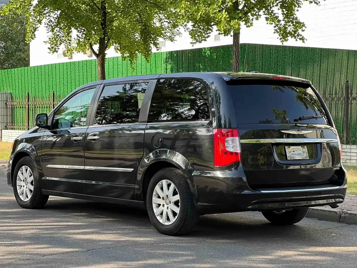2013 Imported Grand Voyager 3.6L Luxury Edition — миниатюра 7