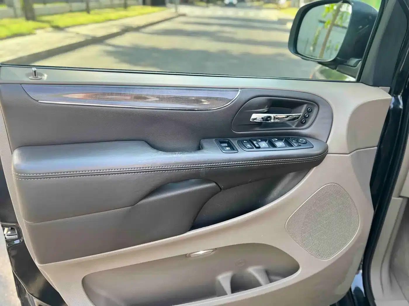 2013 Imported Grand Voyager 3.6L Luxury Edition — миниатюра 8