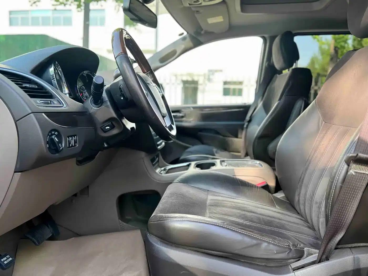 2013 Imported Grand Voyager 3.6L Luxury Edition — миниатюра 9