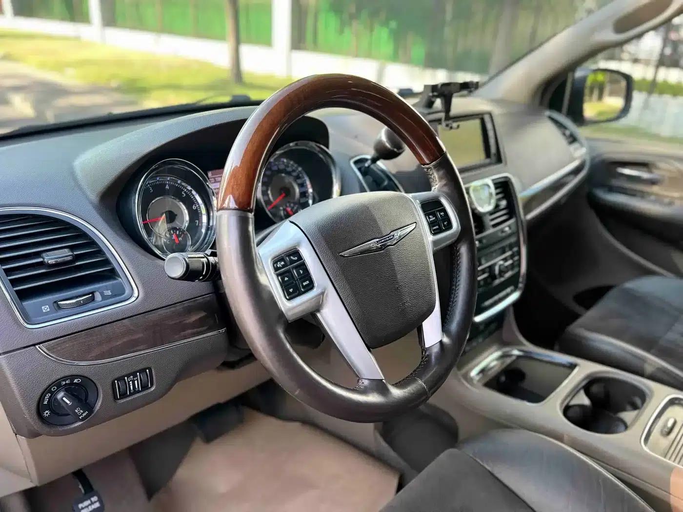 2013 Imported Grand Voyager 3.6L Luxury Edition — миниатюра 10
