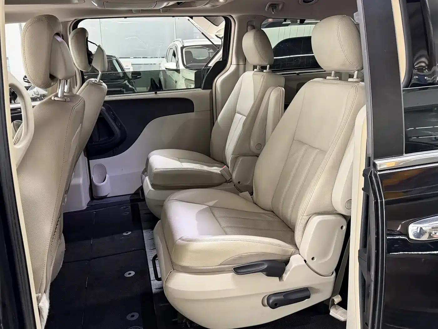 2014 Imported Grand Voyager 3.6L Comfort Edition — миниатюра 5