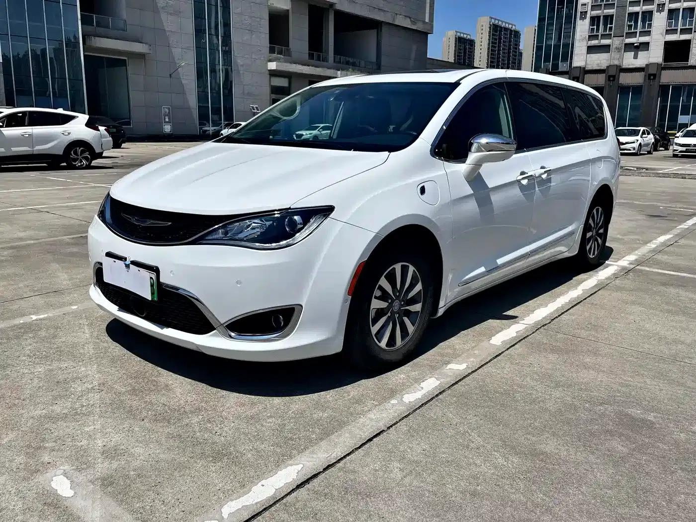 2019 Imported Grand Voyager PHEV 3.6L Plug-in Hybrid — миниатюра 1