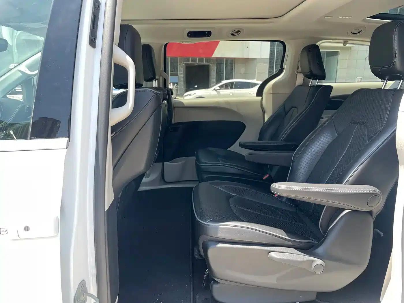 2019 Imported Grand Voyager PHEV 3.6L Plug-in Hybrid — миниатюра 11