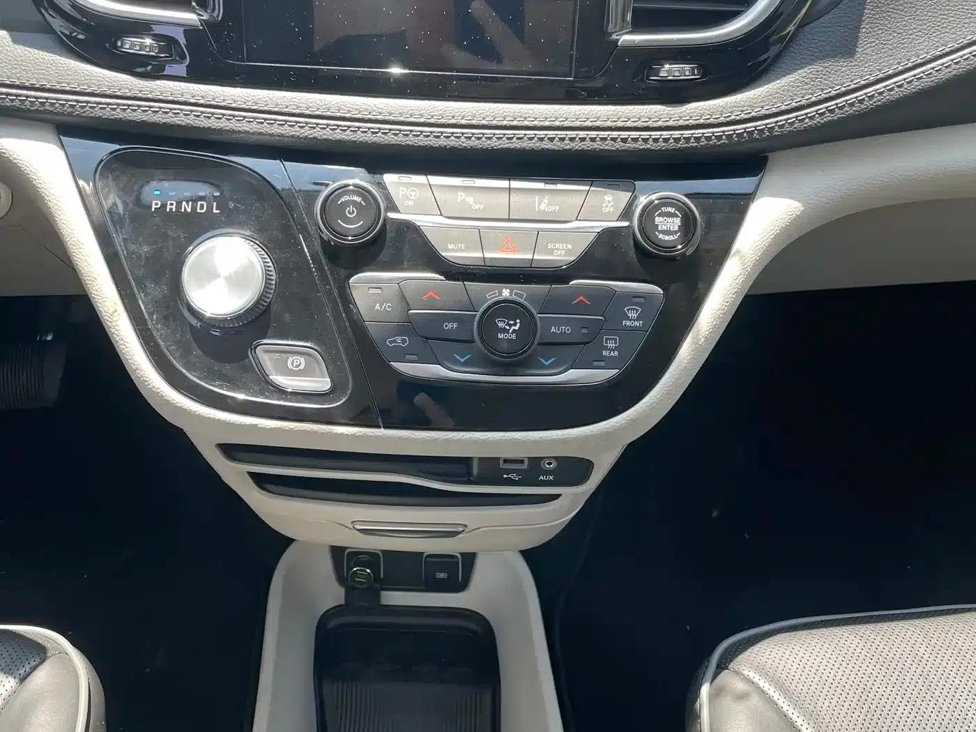 2019 Imported Grand Voyager PHEV 3.6L Plug-in Hybrid — миниатюра 13