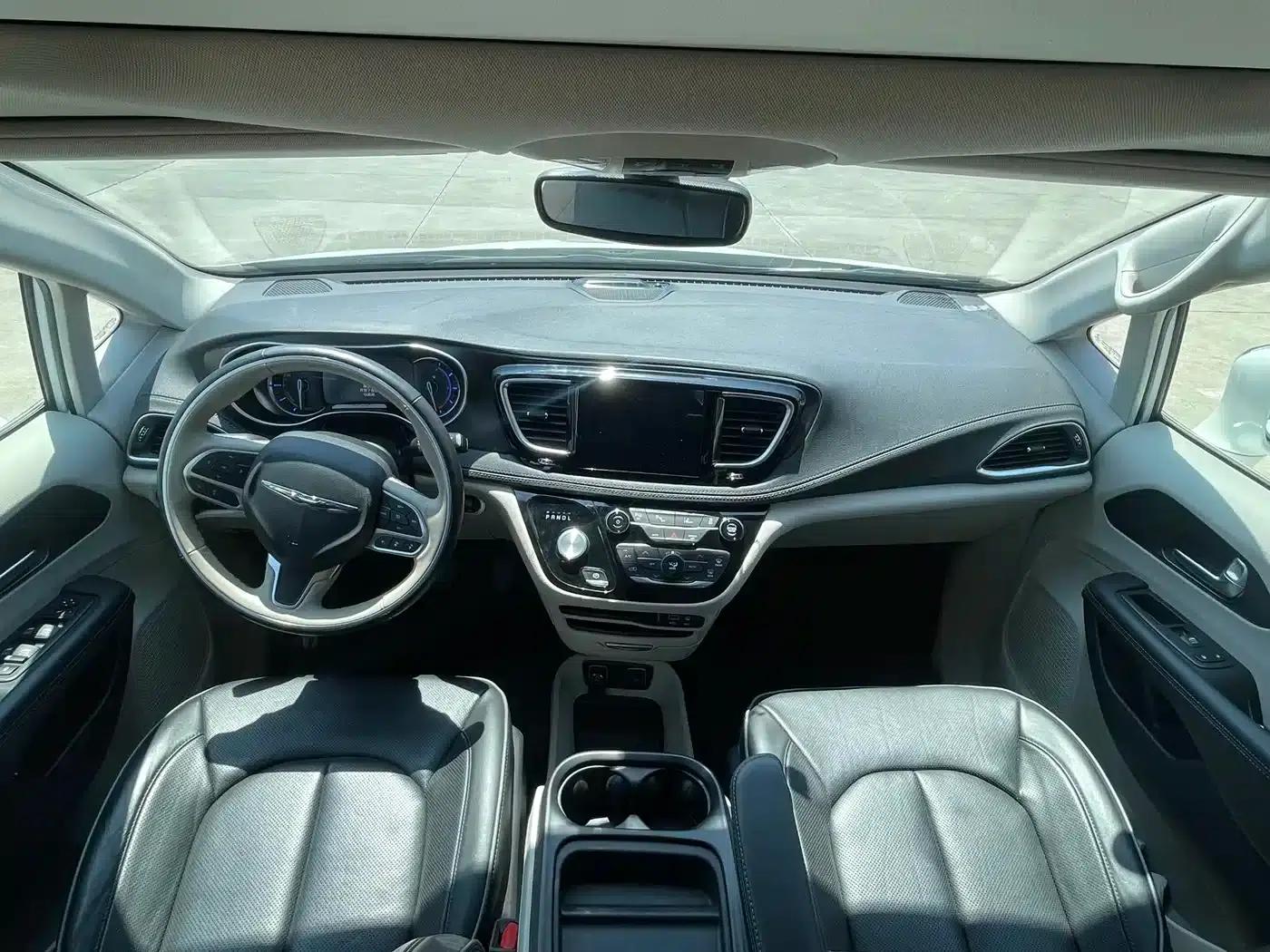 2019 Imported Grand Voyager PHEV 3.6L Plug-in Hybrid — миниатюра 14