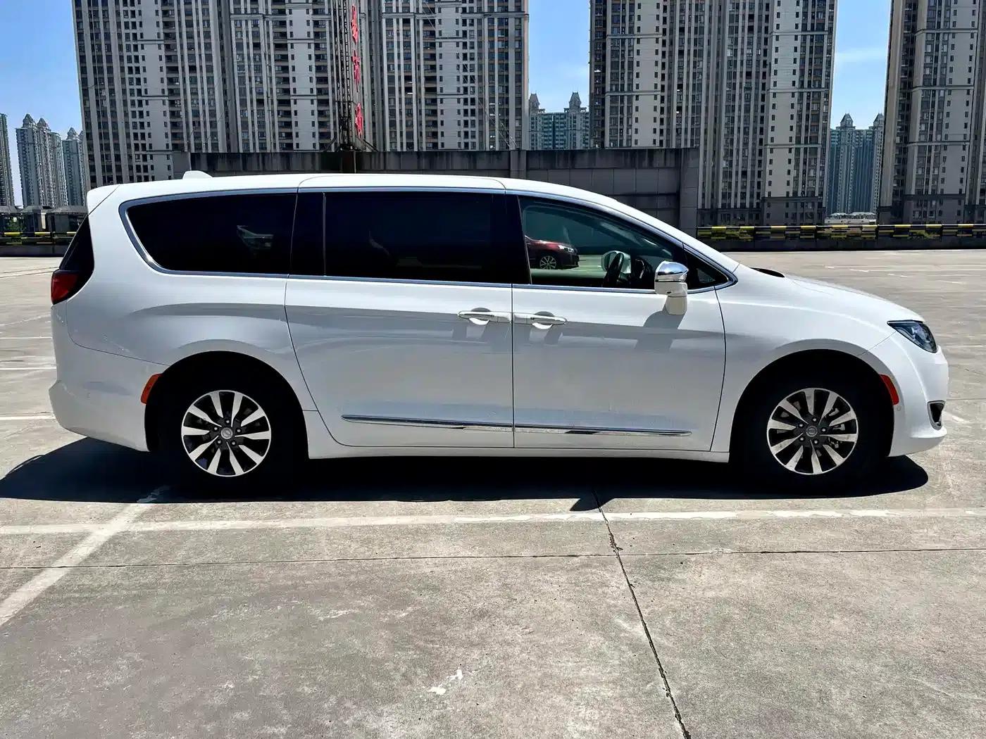 2019 Imported Grand Voyager PHEV 3.6L Plug-in Hybrid — миниатюра 3