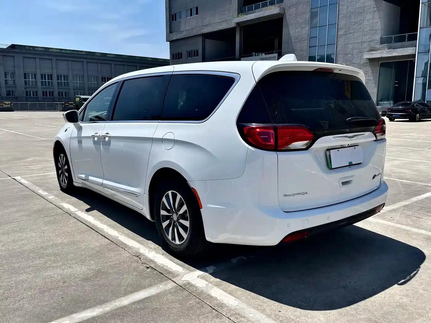 2019 Imported Grand Voyager PHEV 3.6L Plug-in Hybrid — миниатюра 7