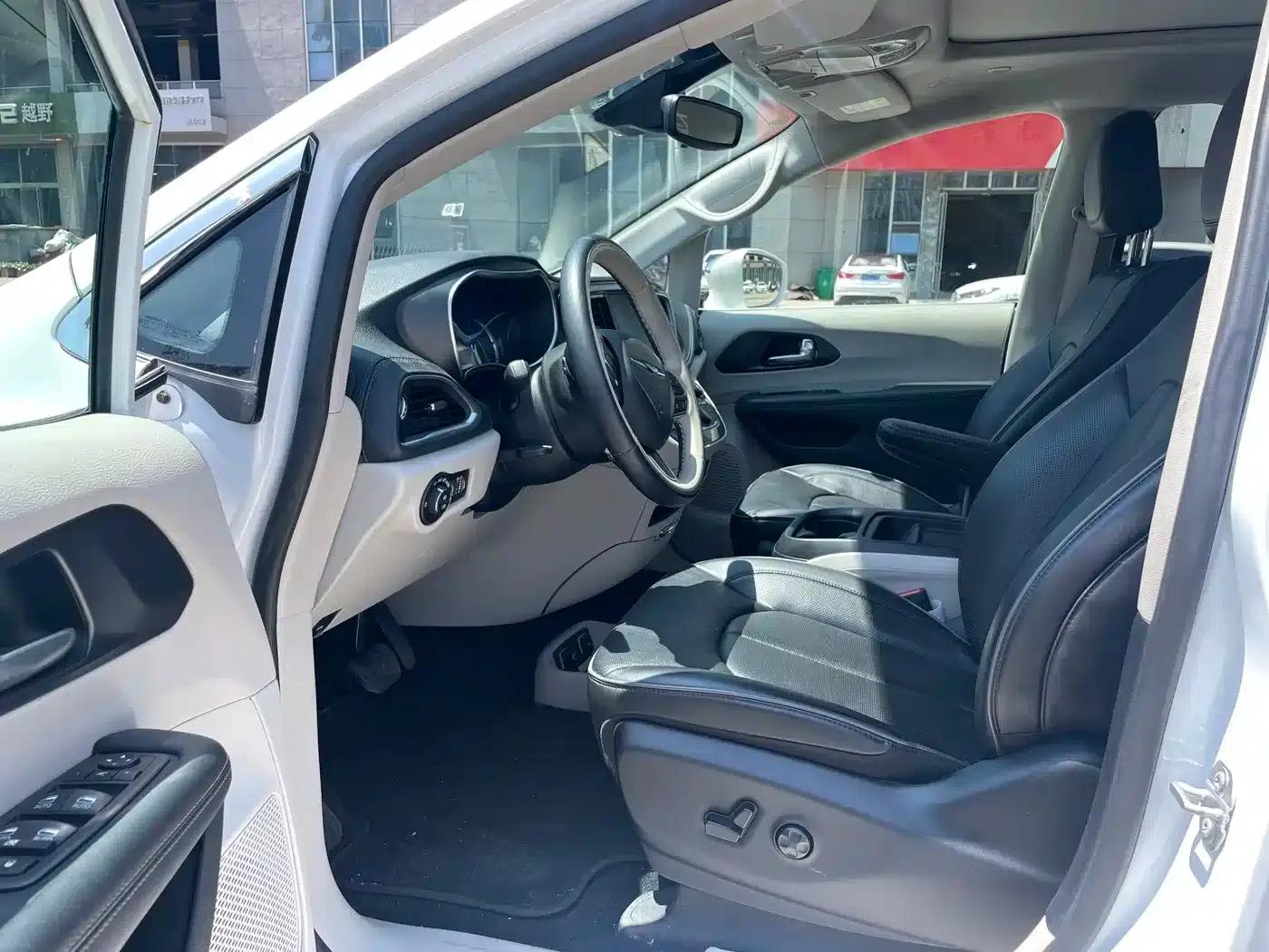 2019 Imported Grand Voyager PHEV 3.6L Plug-in Hybrid — миниатюра 8