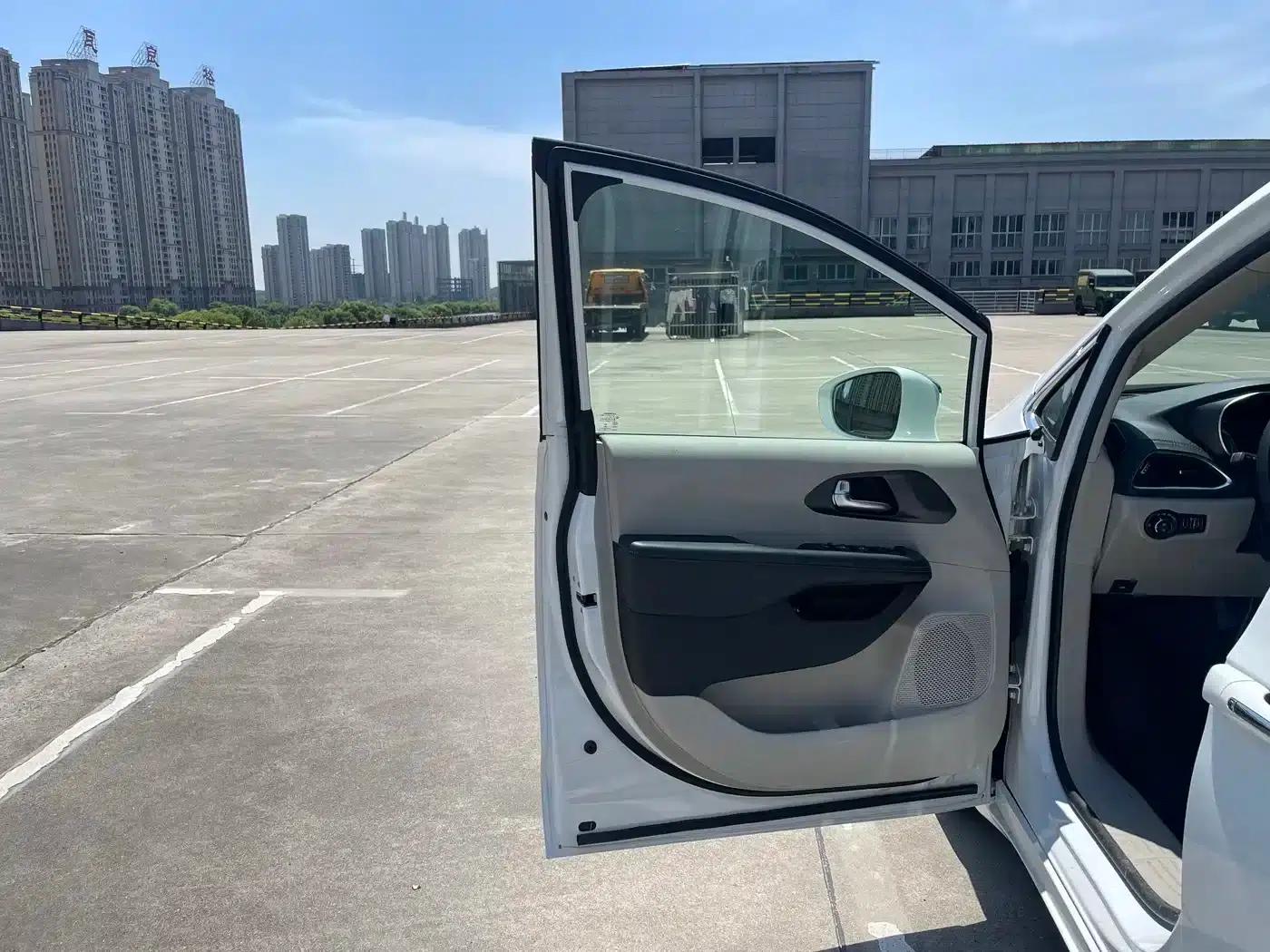 2019 Imported Grand Voyager PHEV 3.6L Plug-in Hybrid — миниатюра 9