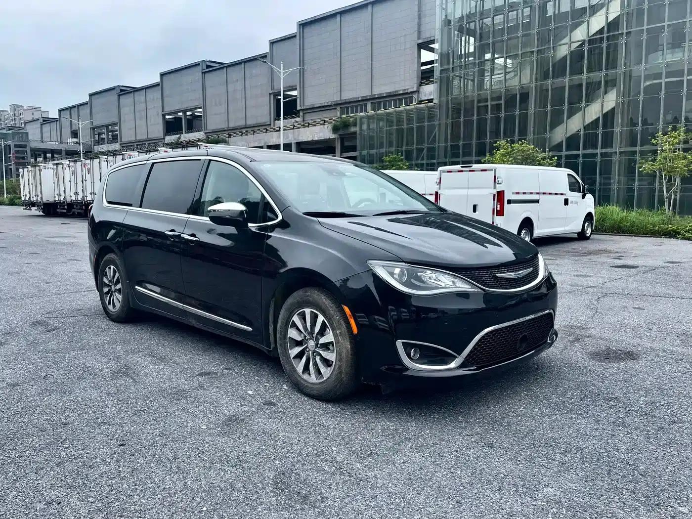 2019 Imported Grand Voyager PHEV 3.6L Plug-in Hybrid — миниатюра 2