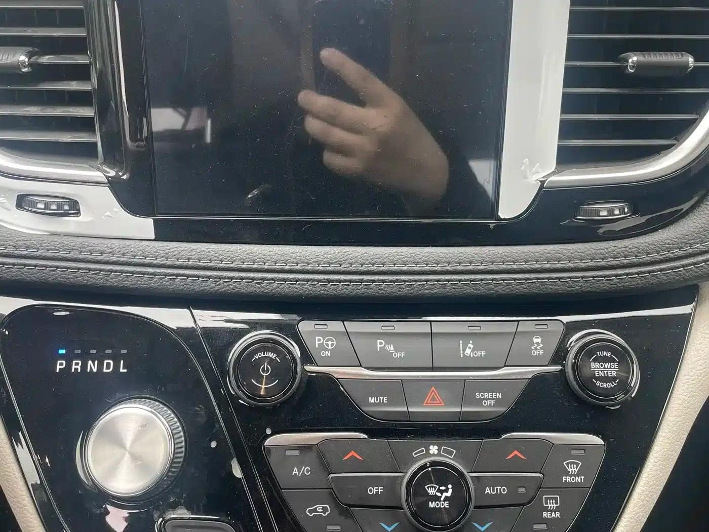2019 Imported Grand Voyager PHEV 3.6L Plug-in Hybrid — миниатюра 11