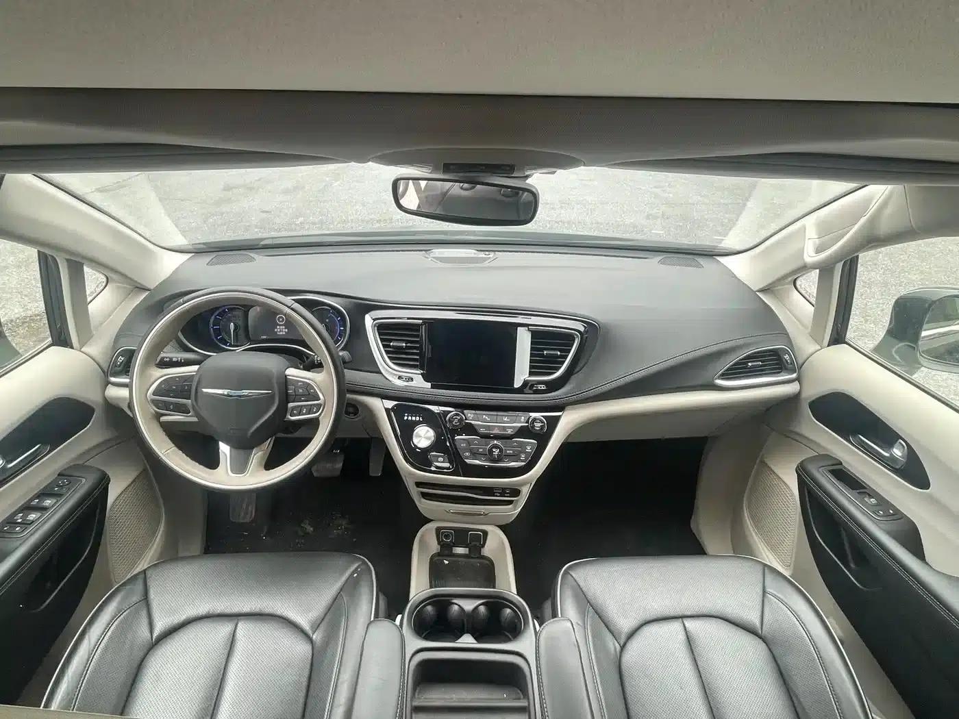 2019 Imported Grand Voyager PHEV 3.6L Plug-in Hybrid — миниатюра 13